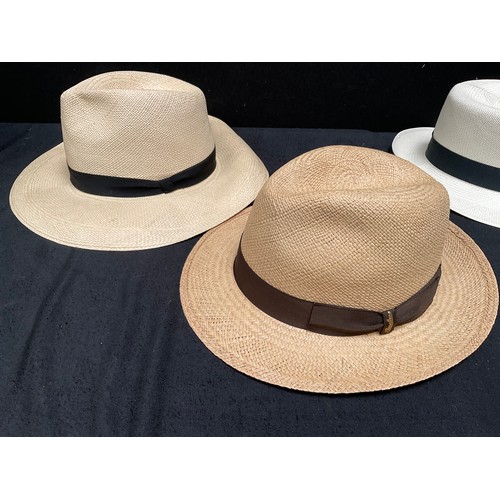 130 - HAT BOX WITH 4 PANAMA HATS AND SILK HANKERCHIEF