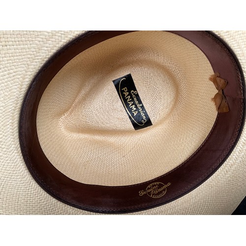 130 - HAT BOX WITH 4 PANAMA HATS AND SILK HANKERCHIEF