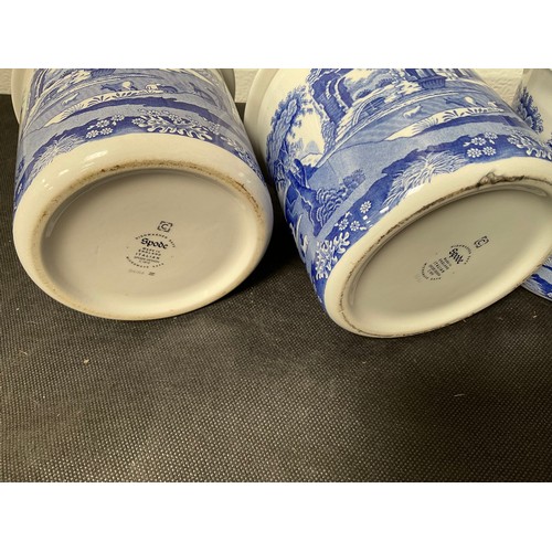 131 - BOX OF BLUE AND WHITE PATTERNED SPODE CHINA TO INCLUDE BREAD CROCK,STORAGE JARS,VASE ETC