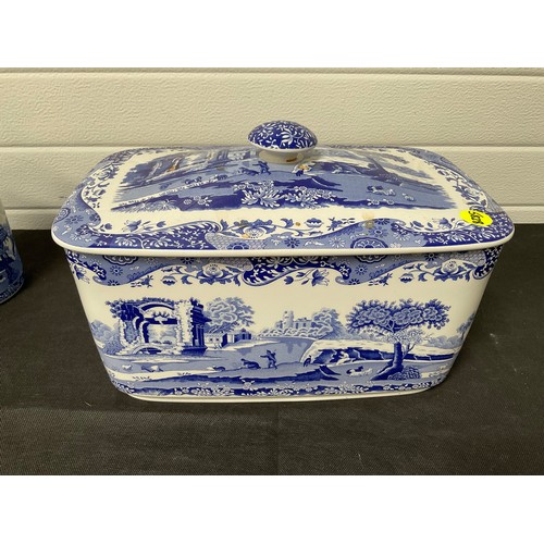 131 - BOX OF BLUE AND WHITE PATTERNED SPODE CHINA TO INCLUDE BREAD CROCK,STORAGE JARS,VASE ETC