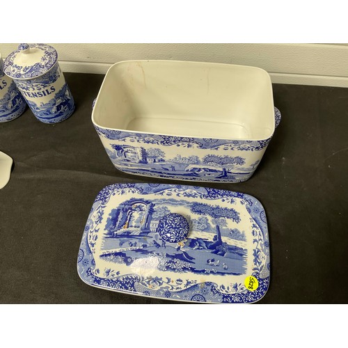 131 - BOX OF BLUE AND WHITE PATTERNED SPODE CHINA TO INCLUDE BREAD CROCK,STORAGE JARS,VASE ETC