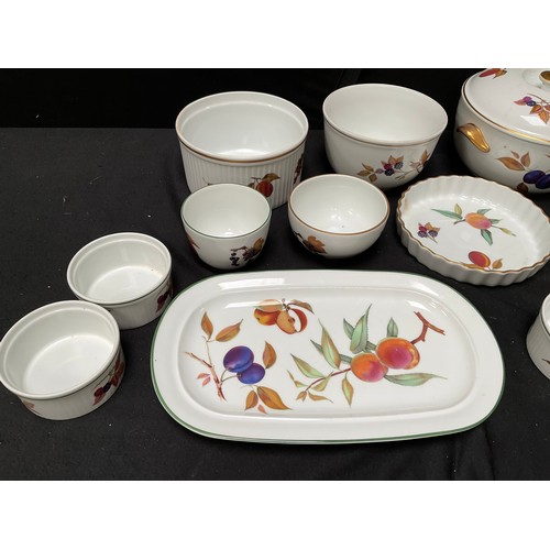 136 - BOX OF ROYAL WORCESTER EVESHAM PATTERNED CHINA TO INCLUDE TUREEN,SERVING DISHES ETC