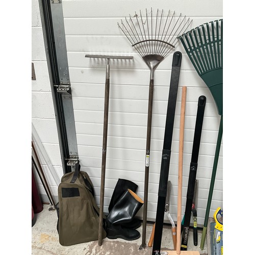 146 - LARGE QTY OF GARDEN TOOLS TO INCLUDE STEP LADDERS,SHOVEL,SHEARS ETC