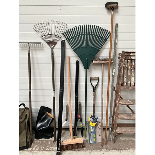 146 - LARGE QTY OF GARDEN TOOLS TO INCLUDE STEP LADDERS,SHOVEL,SHEARS ETC