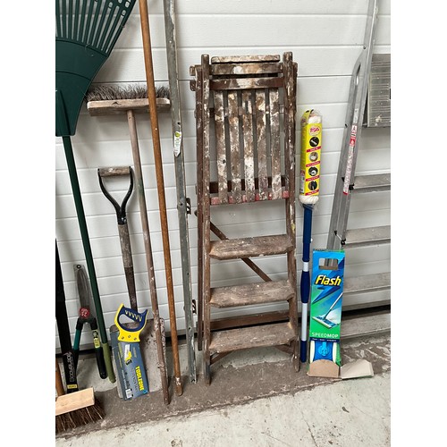 146 - LARGE QTY OF GARDEN TOOLS TO INCLUDE STEP LADDERS,SHOVEL,SHEARS ETC