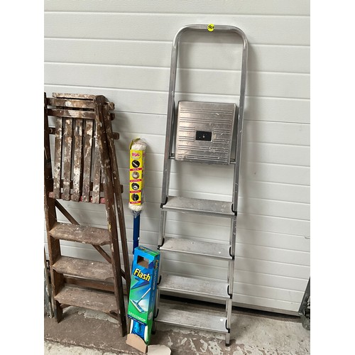 146 - LARGE QTY OF GARDEN TOOLS TO INCLUDE STEP LADDERS,SHOVEL,SHEARS ETC