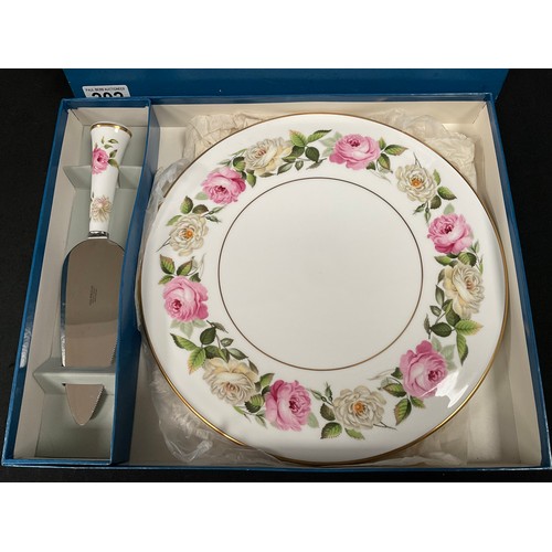 202 - ROYAL WORCESTER ROYAL GARDEN ELGAR PATTERN CAKE PLATE AND SERVING KNIFE IN PRESENTATION BOX