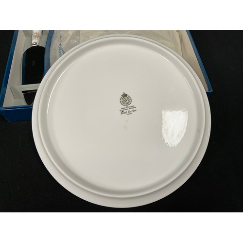 202 - ROYAL WORCESTER ROYAL GARDEN ELGAR PATTERN CAKE PLATE AND SERVING KNIFE IN PRESENTATION BOX