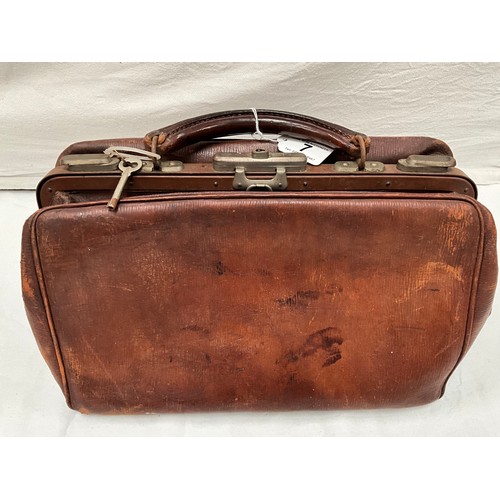 7 - VICTORIAN LEATHER GLADSTONE DOCTORS BAG COMPLETE WITH KEYS