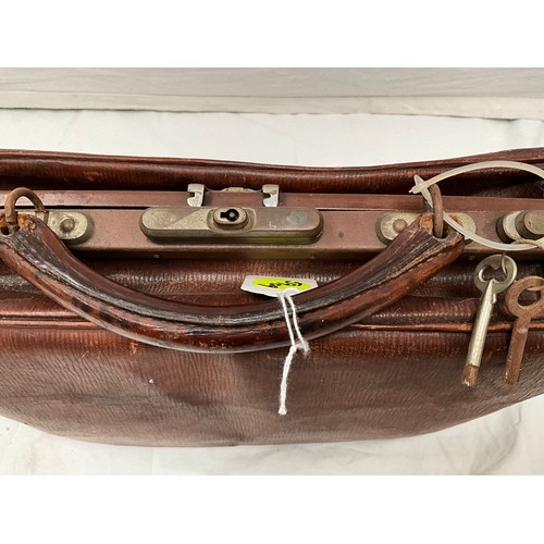 7 - VICTORIAN LEATHER GLADSTONE DOCTORS BAG COMPLETE WITH KEYS