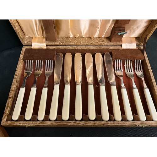 19 - QUANTITY OF CUTLERY TO INCLUDE CASED FISH KNIVES AND FORKS, CASED TEA SPOONS ETC