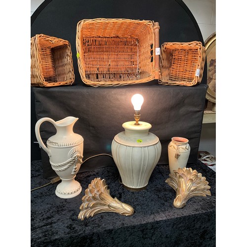 31 - BOX OF MODERN CERAMIC ITEMS AND 3 BASKETS TO INCLUDE PAIR OF WALL SCONCES,TABLE LAMP ETC