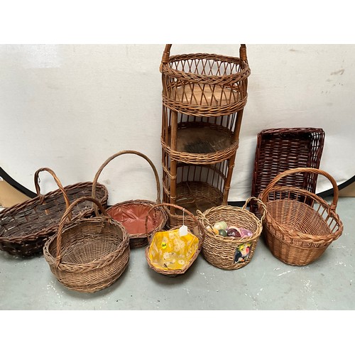 51 - COLLECTION OF VINTAGE BASKETS ETC TO INCLUDE A QUANTITY OF MARBLE EGGS