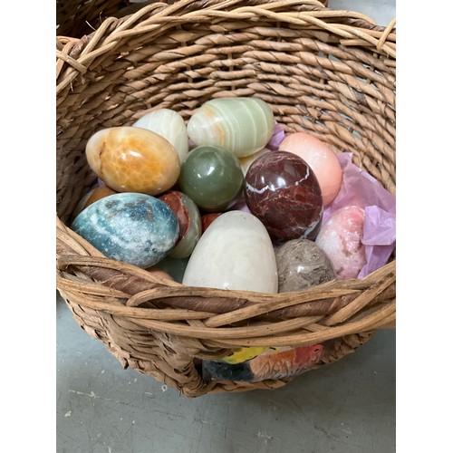 51 - COLLECTION OF VINTAGE BASKETS ETC TO INCLUDE A QUANTITY OF MARBLE EGGS