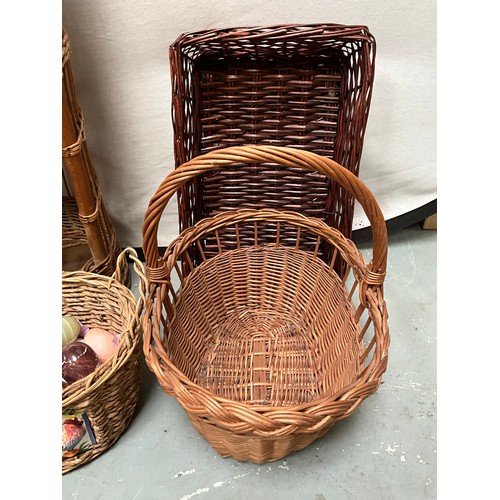 51 - COLLECTION OF VINTAGE BASKETS ETC TO INCLUDE A QUANTITY OF MARBLE EGGS