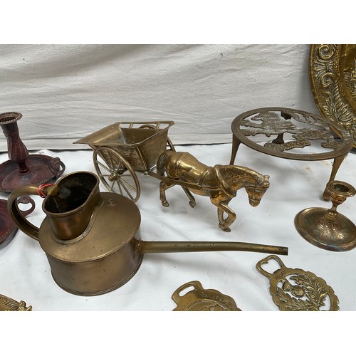 83 - BOX OF BRASSWARE TO INCLUDE VICTORIAN CANDLESTICKS, HORSE AND CART, TRIVET ETC