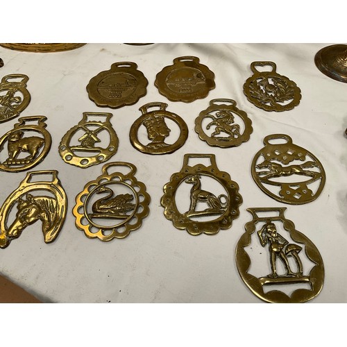 83 - BOX OF BRASSWARE TO INCLUDE VICTORIAN CANDLESTICKS, HORSE AND CART, TRIVET ETC