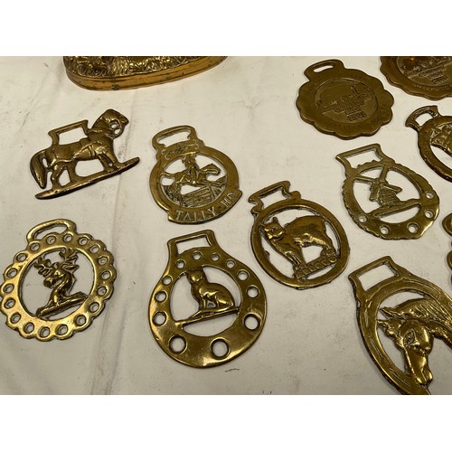 83 - BOX OF BRASSWARE TO INCLUDE VICTORIAN CANDLESTICKS, HORSE AND CART, TRIVET ETC