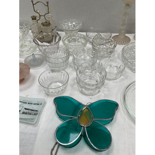 87 - BOX OF GLASSWARE TO INCLUDE FOUR BOTTLE CREUT, BOWLS, CANDLESTICKS ETC