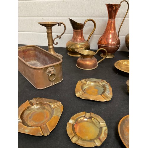 112 - BOX OF COPPER AND BRASS ITEMS TO INCLUDE INDIAN BRASS VASE,CANDLESTICKS,JUGS ETC