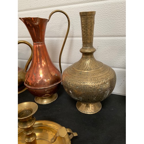 112 - BOX OF COPPER AND BRASS ITEMS TO INCLUDE INDIAN BRASS VASE,CANDLESTICKS,JUGS ETC