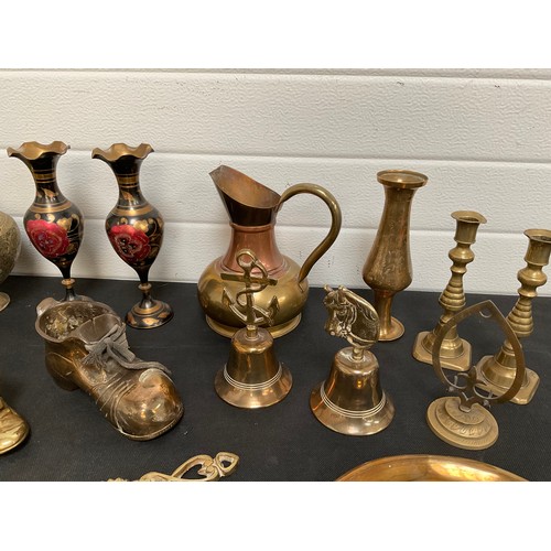 112 - BOX OF COPPER AND BRASS ITEMS TO INCLUDE INDIAN BRASS VASE,CANDLESTICKS,JUGS ETC