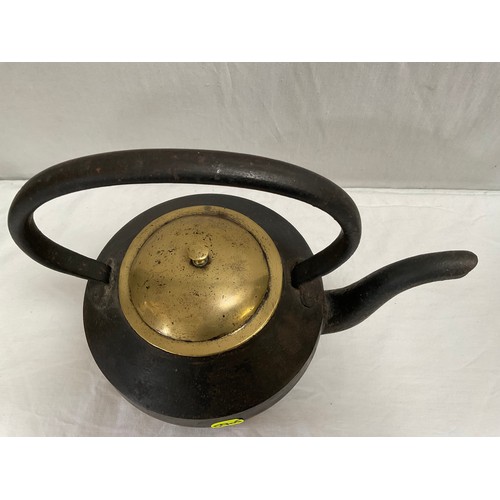 119 - VICTORIAN CAST IRON KETTLE WITH BRASS TOP