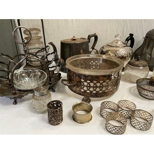 123 - BOX OF SILVER PLATED ITEMS TO INCLUDE TEA AND COFFEE POTS ETC