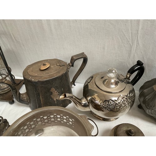 123 - BOX OF SILVER PLATED ITEMS TO INCLUDE TEA AND COFFEE POTS ETC