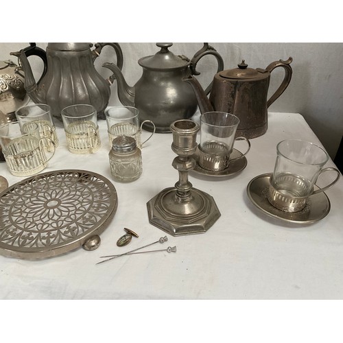 123 - BOX OF SILVER PLATED ITEMS TO INCLUDE TEA AND COFFEE POTS ETC