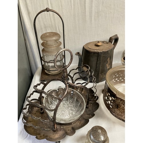 123 - BOX OF SILVER PLATED ITEMS TO INCLUDE TEA AND COFFEE POTS ETC