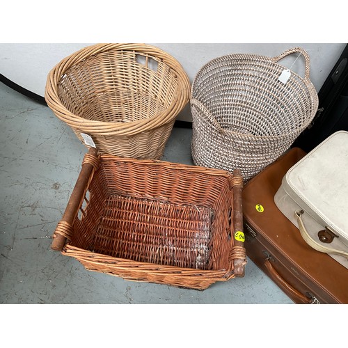 144 - 2 CASES,VANITY CASE  AND 3 BASKETS