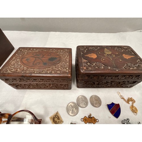 154 - VICTORIAN MAHOGANY JEWELLERY BOX WITH CONTENTS AND 2 SMALL CARVED TRINKET BOXES