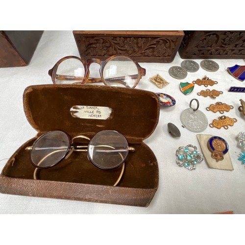 154 - VICTORIAN MAHOGANY JEWELLERY BOX WITH CONTENTS AND 2 SMALL CARVED TRINKET BOXES