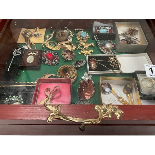 160 - MODERN JEWELLERY CABINET AND COSTUME JEWELLERY TO INCLUDE BROOCHES,PENDANTS ETC