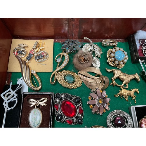 160 - MODERN JEWELLERY CABINET AND COSTUME JEWELLERY TO INCLUDE BROOCHES,PENDANTS ETC