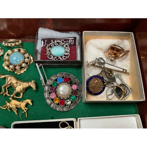 160 - MODERN JEWELLERY CABINET AND COSTUME JEWELLERY TO INCLUDE BROOCHES,PENDANTS ETC