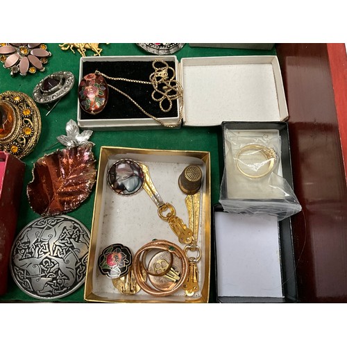 160 - MODERN JEWELLERY CABINET AND COSTUME JEWELLERY TO INCLUDE BROOCHES,PENDANTS ETC