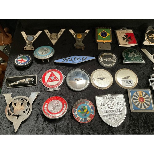 163 - COLLECTION OF VINTAGE AUTOMOBILE BADGES ETC