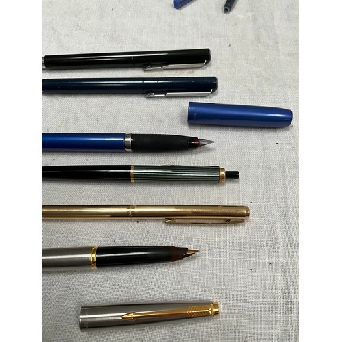 197 - COLLECTION OF VINTAGE AND MODERN FOUNTAIN PENS TO INCLUDE SHEAFER, PARKER ETC