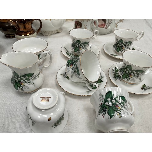 244 - BOX OF VICTORIAN AND LATER CHINA TO INCLUDE TEA SET,TEAPOT,LUSTRE WARE ETC