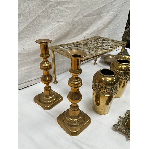 249 - BOX OF BRASS WARE TO INCLUDE TRIVET,CANDLESTICKS,VASES,MARTINGALES ETC