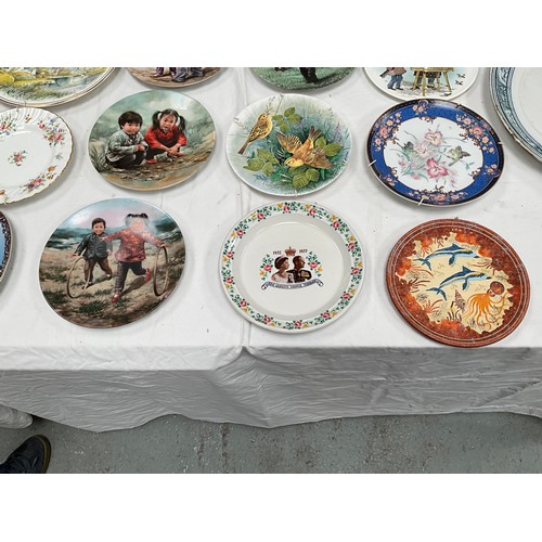 260 - BOX OF VICTORIAN AND LATER WALL PLAQUES/PLATES