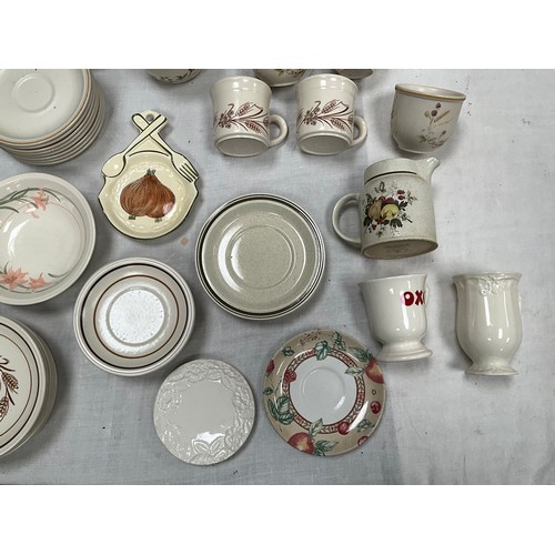 263 - CRATE OF CHINA TO INCLUDE ST MICHEALS HARVEST PATTERN TEA AND DINNER WARE ETC