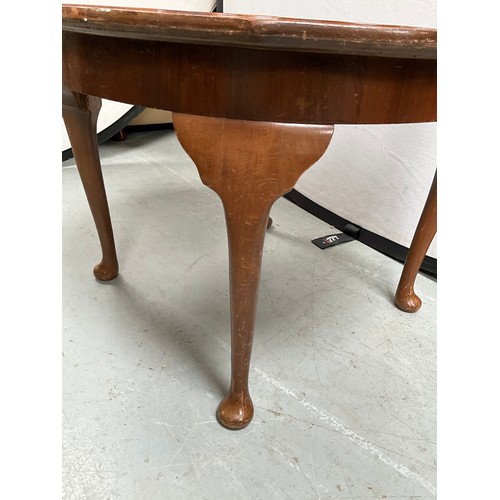 361 - VINTAGE WALNUT VENEERED CIRCULAR COFFEE TABLE ON CABRIOLE LEGS H17” DIA 24”