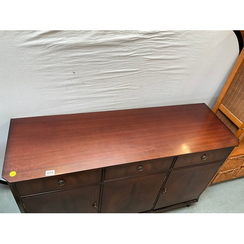 410 - REPRODUCTION MAHOGANY BADGED STRONG BOW SIDEBOARD WITH 3 DRAWERS OVER 3 DOORS H33” W52” D17”