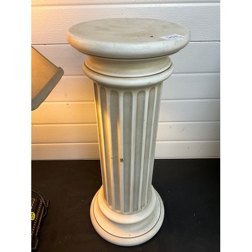 414 - CERAMIC PEDESTAL H24” AND MODERN ELECTRIC LAMP WITH SHADE