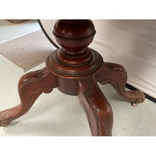 446 - VICTORIAN MAHOGANY BREAKFAST TABLE ON TURNED AND CARVED PEDESTAL A/F H29” W45” D33”