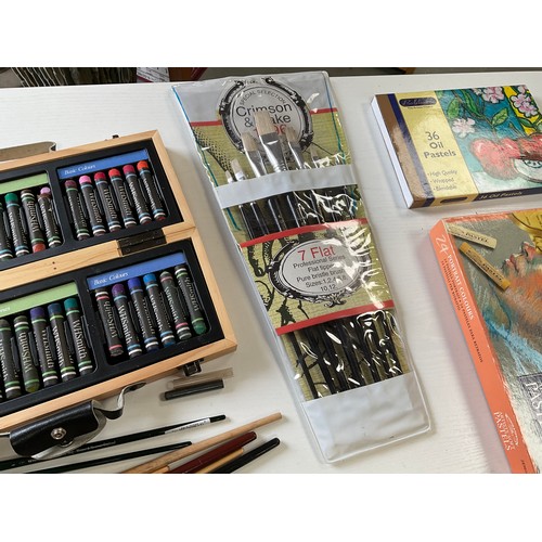 445 - QTY ARTISTS EQUIPMENT TO INCLUDE PADTELS, BRUSHES, ACRYLICS ETC