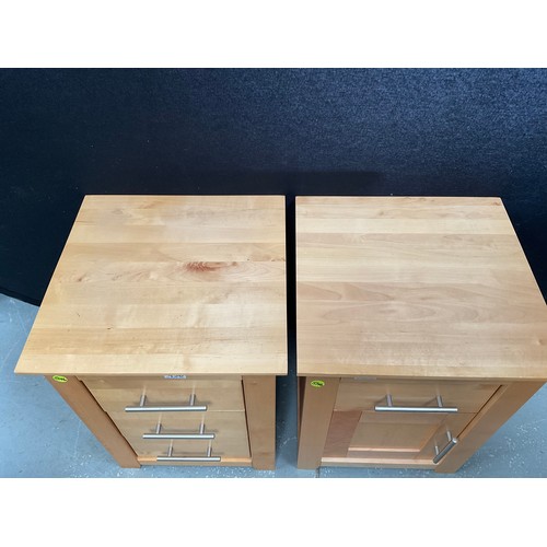 456 - MODERN BEECH 3 DRAWER BEDSIDE CHEST AND MATCHING BEDSIDE CABINET WITH SINGLE DRAWER OVER SINGLE DOOR... 